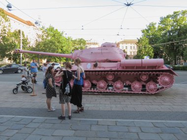 Brno içinde pembe tank