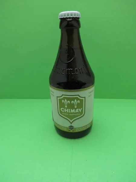 Sebotol bir trapist Chimay Putih — Stok Foto