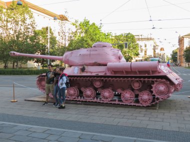 Brno içinde pembe tank