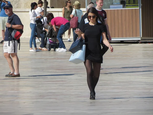 Chica elegante con un pequeño vestido negro — Foto de Stock