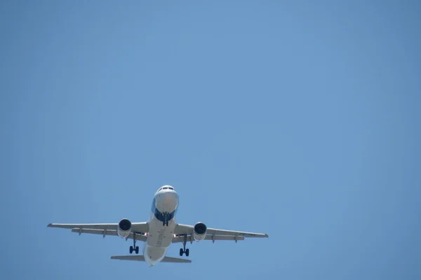 SATA Airbus A310 voando em Lisboa — Fotografia de Stock