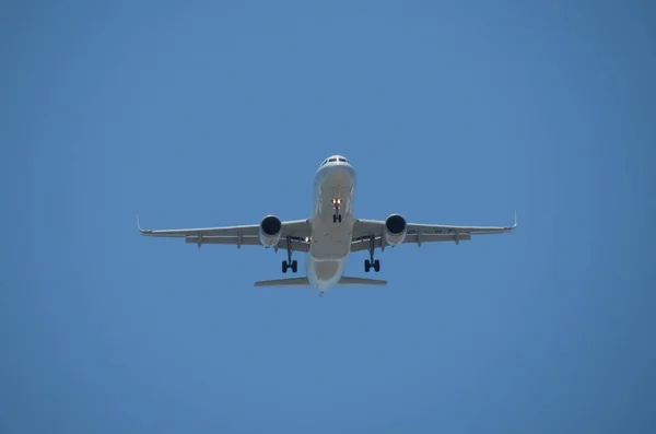 Swiss International Air Lines Airbus A320 aterrizando en Lisboa — Foto de Stock