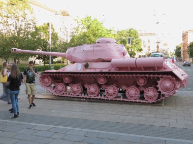 Brno içinde pembe tank
