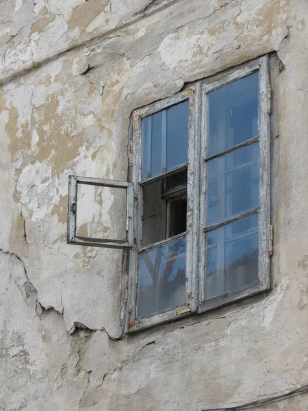 Eksik cam ile eski pencere — Stok fotoğraf