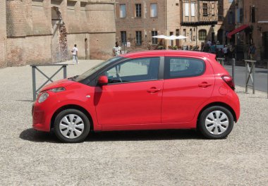 Albi kırmızı Citroen C1 araba