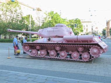 Brno içinde pembe tank