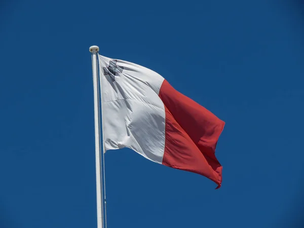 Мальтийский флаг на Мальте — стоковое фото