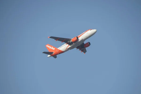 EasyJet Airbus A319 стартует в Неаполе — стоковое фото