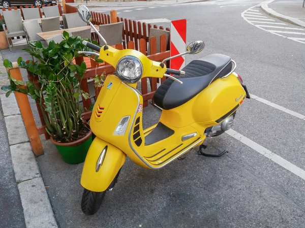 Scooter italiano Vespa amarillo en Wien — Foto de Stock