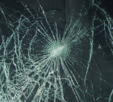 Parçalanmış pencere cam