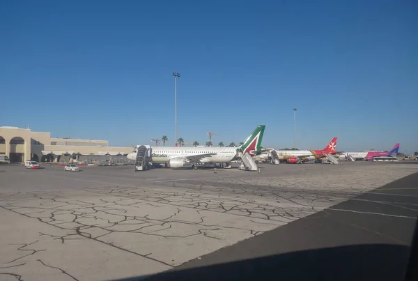 Alitalia, Air Malta e Wizz Air airctaft estacionados no aeroporto — Fotografia de Stock