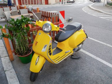 Wien sarı İtalyan Vespa scooter