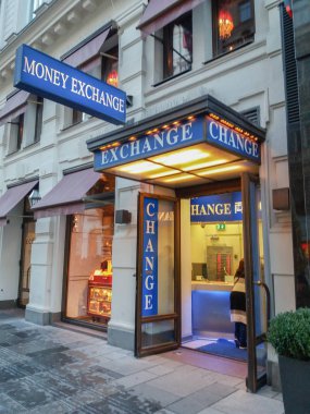 Wien 'deki takas bürosunun önünde.