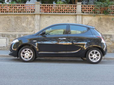 Siyah Lancia Ypsilon arabası Cagliari 'de