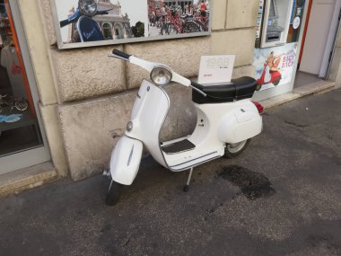 Roma'da beyaz Vespa motosiklet kapalı