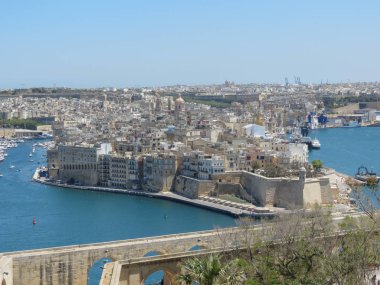 Valletta şehir merkezinden görülen Senglea surlarının