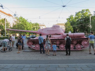 Brno içinde pembe tank