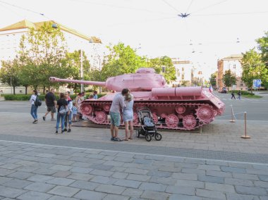 Brno içinde pembe tank