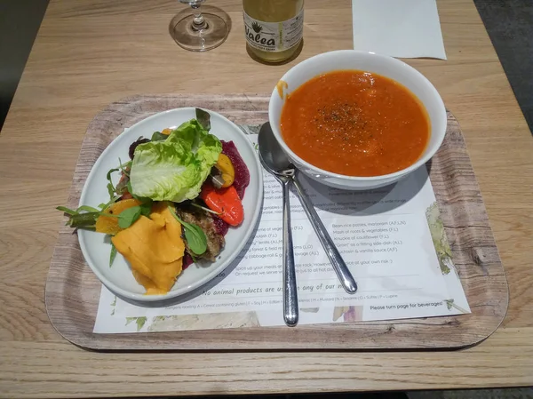 Bol à soupe de tomates et plat d'accompagnement végétalien de légumes — Photo