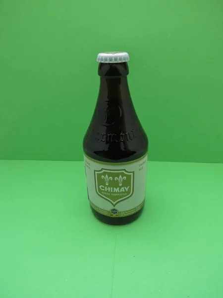 En flaska vit Chimay Trappist öl — Stockfoto