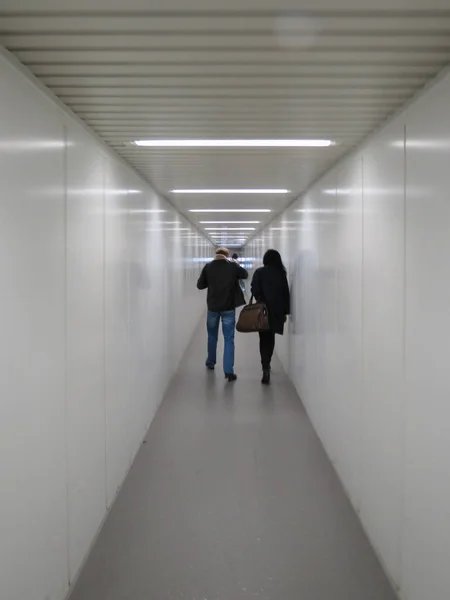 Reisende in einer Tunnelbrücke — Stockfoto