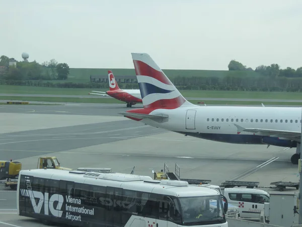 British Airways Airbus A320-232 parkeret i Wien Schwechat - Stock-foto