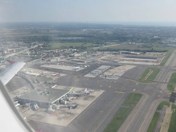 Rom Flygplats-Fiumicino "Leonardo da Vinci" utsikt från luften — Stockfoto