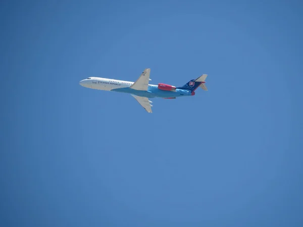 Slowaakse overheids vlucht dienst Fokker F100 over Malta — Stockfoto