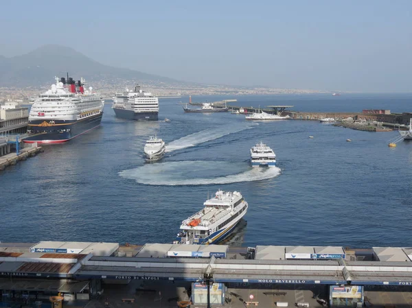 Cruceros en el puerto de Nápoles — Foto de Stock