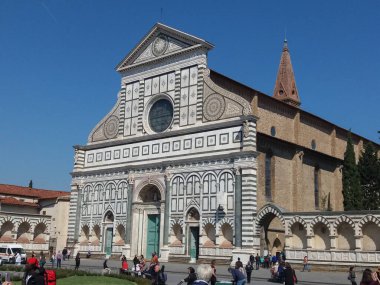 FLORENCE, İtalya - CIRCA Nisan 2019: Santa Maria Novella Kilisesi ve Meydanı
