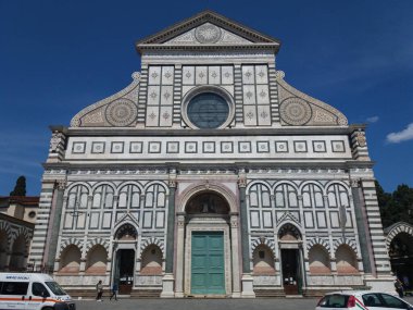 FLORENCE, İtalya - CIRCA Nisan 2019: Santa Maria Novella Kilisesi ve Meydanı
