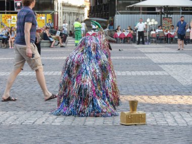 MADRID, İspanya - CRCA HAZİRAN 2015: Madrid 'in Plaza Belediye Başkanı' nda (Ana Meydan) korkunç ya da komik keçi maskesi