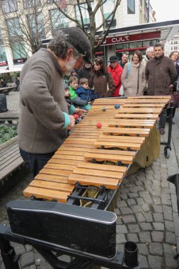 LEIPZIG, GERMANY - CIRCA MARCH 2016: Ksilofon perküsyon müzik enstrümanı çalan kimliği belirsiz sokak müzisyeni