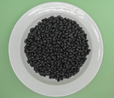 Siyah kaplumbağa fasulyesi çeşitliliği (Phaseolus vulgaris) sebzeleri vejetaryen yiyeceklere çevirir.