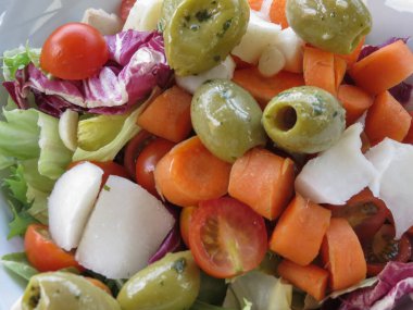 Marullu vejetaryen salatası, kiraz domatesleri, havuç, daikon turpu, koyu kırmızı turşu ve zeytin.