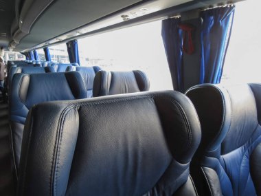 VIENNA SCHWECHAT, AUSTRIA - CRCA Kasım 2014: Mavi deri koltuklu bir otobüsün içi