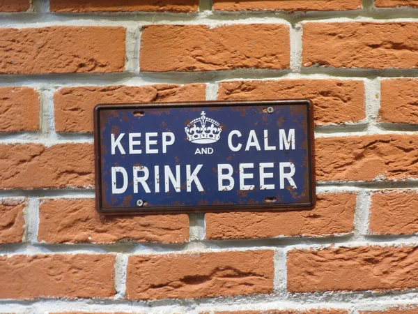 Zachowaj Spokój Pij Etykietę Piwa Czerwonej Ceglanej Ścianie — Zdjęcie stockowe