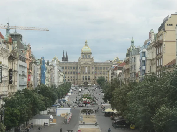 プラハ チェコ共和国 Circa 2020年6月 国立博物館を背景にした聖ヴァーツラフ広場の展望 — ストック写真