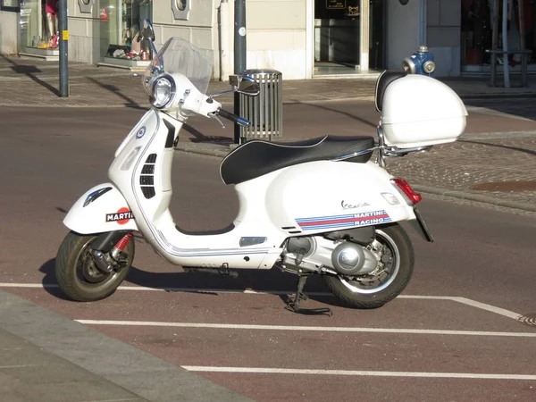 Vienna Oostenrijk Circa Juli 2020 Witte Italiaanse Vespa Scooter Motorfiets — Stockfoto