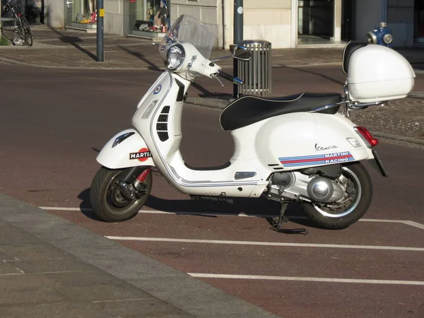 Vienna Oostenrijk Circa Juli 2020 Witte Italiaanse Vespa Scooter Motorfiets — Stockfoto