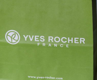 LA GALLICY, FRANCE - CIRCA AĞUSTOS 2020: Logolu Yves Rocher 'ın kağıt alışveriş çantasının detayları