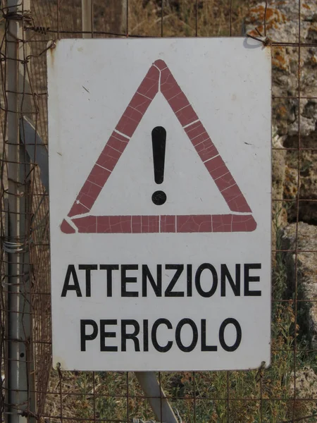 警告標識 アッティゾーネPericolo 翻訳注意してください — ストック写真