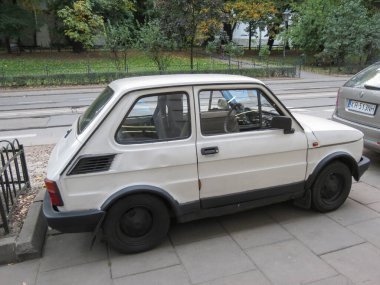 KRAKOW, POLAND - CIRCA ECTOBER 2019: Beyaz Fiat 126 aracı şehir merkezinin caddesinde park halinde