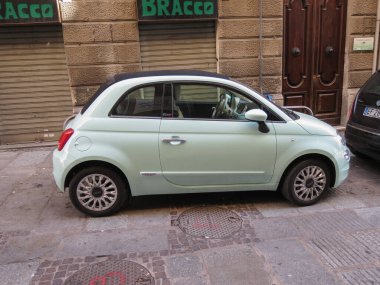 CAGLIARI, İtalya - CIRCA ECTOBER 2019: açık yeşil Fiat Yeni 500 araba