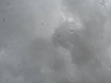 Yağmurlu pencere camı yine bulutlu bir gökyüzü