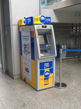 KRAKOW, POLAND - CIRCA ECTOBER 2019: para çekmek için ATM