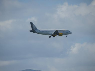 CAGLIARI, İtalya - CIRCA ECTOBER 2019: Vueling Airbus A320