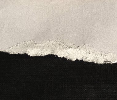 Siyah arka plan üzerinde yırtılmış kağıt boş levha