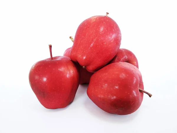 Rote Äpfel Vor Weißem Hintergrund — Stockfoto