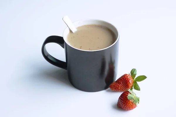 Kubek Biały Kawy Truskawkami — Zdjęcie stockowe